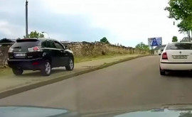 Un șofer văzut cum circulă cu maşina pe trotuar