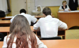 Absolvenții claselor gimnaziale susţin examenul la matematică
