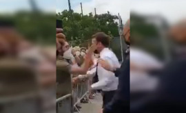 Emmanuel Macron pălmuit în timpul unei băi de mulțime VIDEO