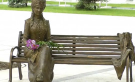В столице установили скульптуру Вероники Микле