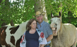 Лошадь позирует для семейного фото