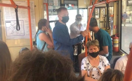Un demnitar român aflat în vizită la Chișinău observat cum circulă cu troleibuzul