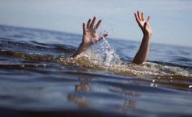 Un om rezistă sub apă pînă la 6 minute Salvatorii au arătat cum să evităm o tragedie