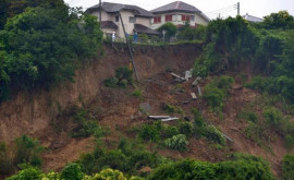 Momentul în care o alunecare de teren înghite mai multe case si mașini