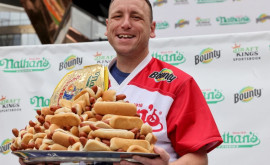 76 de hot dogs dintro înghițitură Recordul stabilit de un american