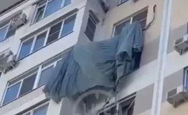 В Краснодаре парашютист десантировался на окно многоэтажки