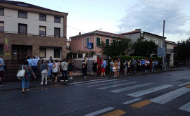 Moldovenii din Italia stau în rînd de draga dimineață pentru a putea vota