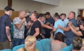 Украинские депутаты подрались с националистами изза стихийной свалки