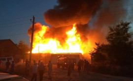 Incendiu puternic în sudul Moldovei Flăcările au cuprins două magazine FOTO VIDEO