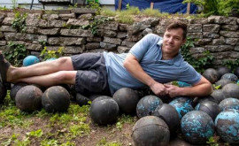 Дом из шаров мужчина во время ремонта обнаружил в фундаменте 160 мячей для боулинга