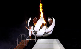 Теннисистка Наоми Осака зажгла олимпийский огонь