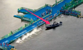 Лодка помешала триатлонистам начать заплыв на Олимпиаде в Токио
