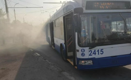 Un troleibuz de pe ruta 17 din capitală învăluit în fum