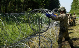 Polonia va construi un gard la frontiera cu Belarus pentru a opri migranții