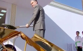 Preşedintele Turkmenistanului cum nu lai mai văzut cu o lopată de aur în mîini