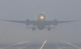 Ceața densă amînă sărbătoarea Avionul lui Volodymyr Zelensky reținut în aer deasupra Chișinăului