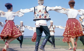 Cum au transformat moldovenii cîmpul întrun ring de dans VIDEO