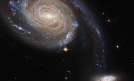 Hubble a surprins dansul a două galaxii