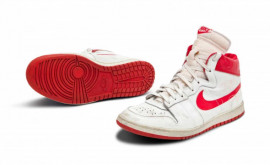 O pereche de bascheți purtați de Michael Jordan au fost vînduți cu aproape 15 milioane de dolari