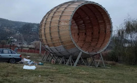 Construcția celui mai mare butoi din lume întrun sat din Moldova este spre finalizare
