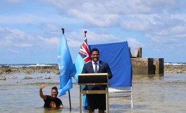 Ministrul de externe care a ținut conferință de presă în apă pînă la genunchi