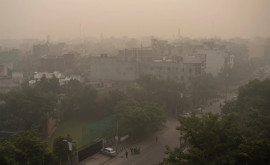 India închide temporar şcolile şi cinci centrale pe cărbune la New Delhi