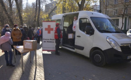 Crucea Roşie a oferit alimente unor moldoveni