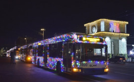 Pe străzile capitalei va circula troleibuzul de Crăciun