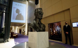 Obiecte personale ale designerului Karl Lagerfeld adjudecate la licitaţie pentru suma totală de 12 milioane de euro