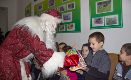Elevii unui gimnaziu rus din Moldova au primit cadouri de Anul Nou