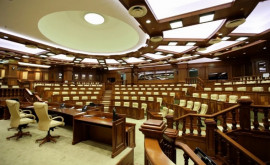 Scandal la Parlament Deputații Șor au încercat să intre cu forța la ședința Comisiei juridice