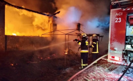 На рынке в Бричанах вспыхнул сильный пожар сгорело 12 прилавков