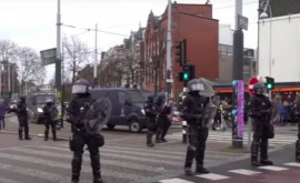 Mii de oameni protestează la Amsterdam împotriva restricțiilor antiCovid