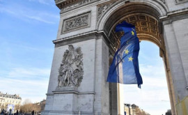 В Париже после критики правых политиков сняли флаг ЕС размещенный под Триумфальной аркой