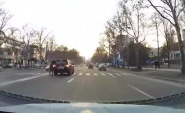Iresponsablitate la volan Un copil lăsat să iasă din maşină în mijlocul străzii