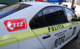 Doi polițiști de patrulare reținuți de procurori în Chișinău