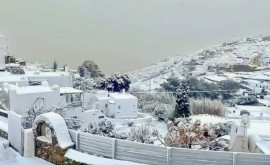 Una dintre cele mai îndrăgite insule din Grecia acoperită de zăpadă după o ninsoare neobișnuit de puternică