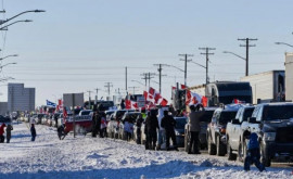 O coloană de tiruri de 70 de km se îndreaptă spre capitala Canadei pentru a protesta