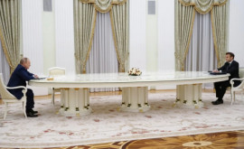 Reuters узнал почему между Макроном и Путиным поставили большой стол