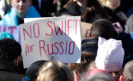 UE și SUA anunță că mai multe bănci rusești vor fi tăiate de la SWIFT