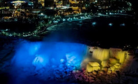 Cascada Niagara iluminată noaptea trecută în culorile drapelului Ucrainei în semn de solidaritate