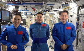 Китайские астронавты проводят онлайнуроки прямо из космоса