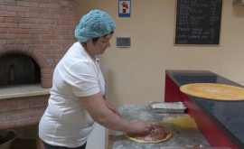 Proprietarii unui local din Ștefan Vodă au adus pizza la un centru care adăpostește refugiați
