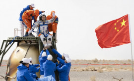 Экипаж Шэньчжоу13 вернулся на Землю с китайской космической станции