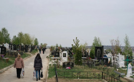 У входа на кладбище Святого Лазаря на Радоницу будут продавать пасху и куличи