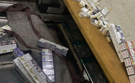 Peste 2000 pachete de țigări ascunse în podeaua unui microbuz depistate la postul vamal Cahul