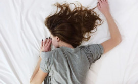 De ce ajung oamenii să doarmă din ce în ce mai puţin
