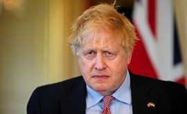 Boris Johnson rămîne în funcția de premier