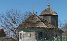 Cea mai veche biserică din lemn din Moldova se dărîmă