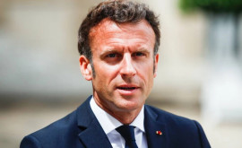 Macron ia spus lui Zelensky că este gata să continue livrările de arme către Ucraina